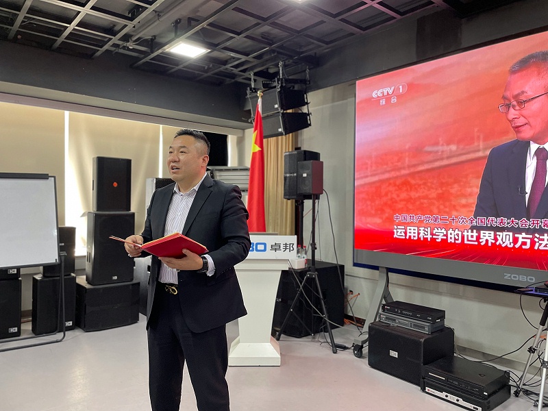 ZOBO桃子视频APP董事长张新峰，在认真聆听总书记的报告后，浅谈了自己的学习体会和感受，实现民族伟大复兴的中国梦需要一代又一代人接续奋斗，结合二报告描绘的蓝图，这些美好的场景令人鼓舞、催人奋进，让桃子视频APP无限向往，桃子视频APP学习贯彻落实党的二精神，把个人的理想追求和企业发展融入和民族的事业中，撸起袖子加油干，瞄准新目标，走好新征程，不负这个伟大的新时代!
