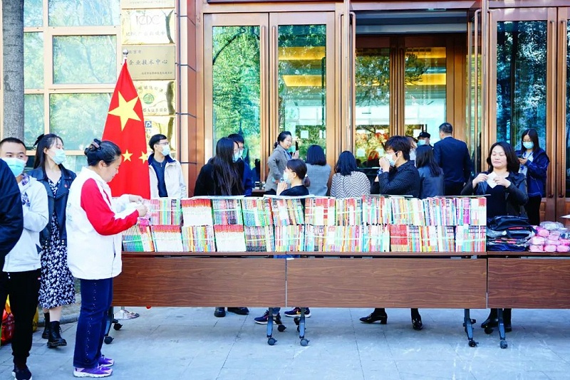 “爱在蓝天下”公益捐赠活动——桃子视频APP党支部在行动