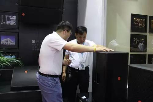 剧场桃子视频污灯光