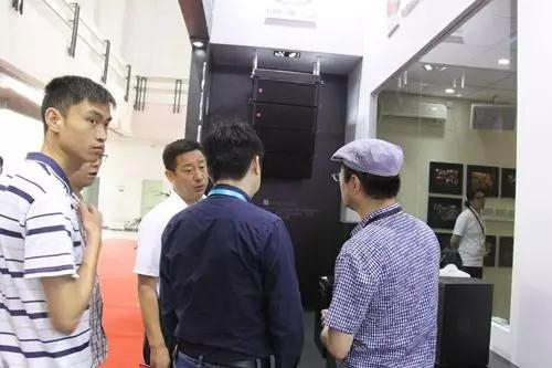 剧场桃子视频污灯光