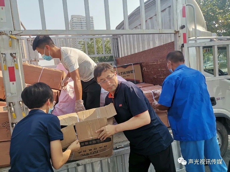 ZOBO董事长张新峰作为声光视讯行业联盟代表赴豫芒温暖灾区，传递爱心