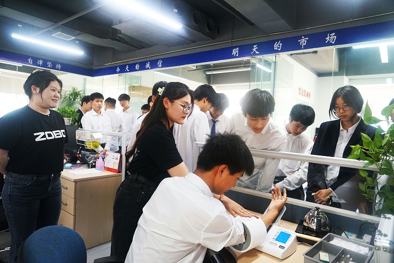 校企合作 走进职场 协同育人丨欢迎北京市经贸高级技术学校师生来北京高校职场体验基地——ZOBO桃子视频APP参观学习