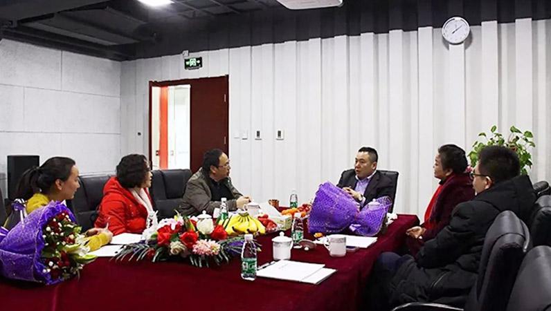 热烈欢迎湖南吉首大学院领导莅临ZOBO桃子视频APP企业