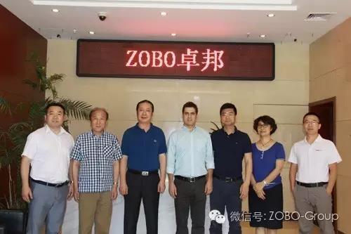 欢迎中国演艺设备协会理事长朱新村和BOSE全球销售总监福娃莅临桃子视频APP