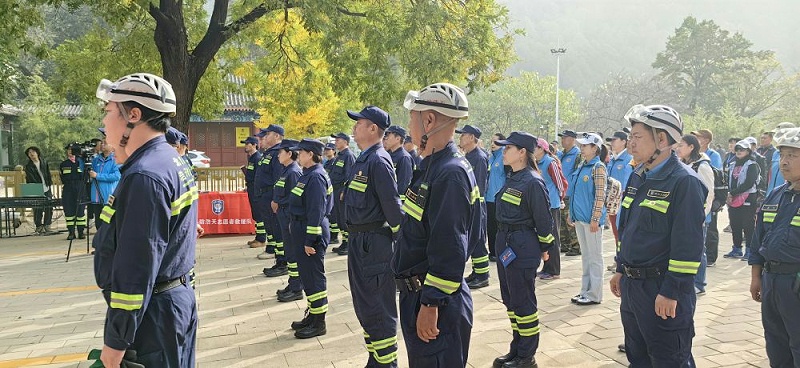 PRS桃子视频污为北京人防浩天志愿者救援队潭柘寺服务站成立揭牌仪式保驾护航