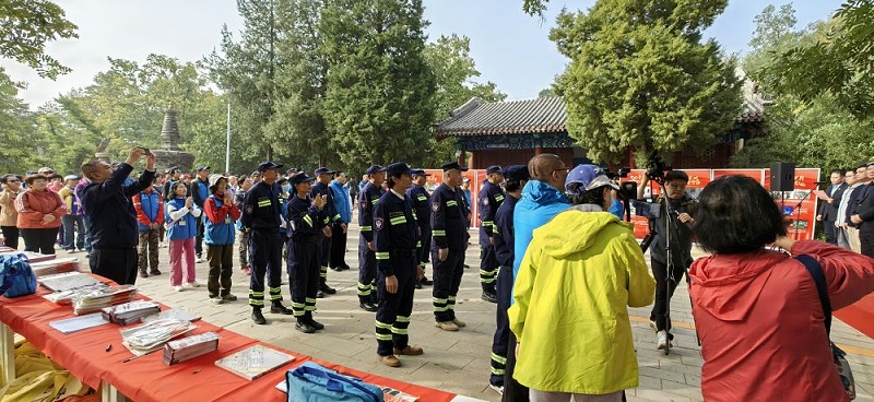 PRS桃子视频污为北京人防浩天志愿者救援队潭柘寺服务站成立揭牌仪式保驾护航