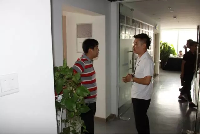 培训伙伴对桃子视频APP新品比较满意，与讲师进一步探讨