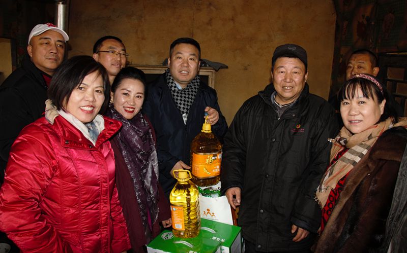 8爱照涞源，ZOBO桃子视频APP党支部寒冬送暖扶贫活动