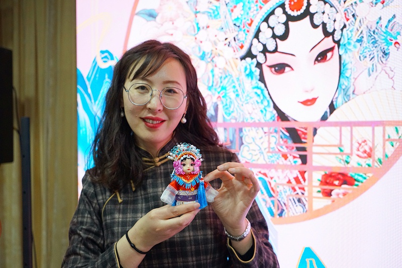 ZOBO桃子视频APP工会丨举办体验非遗之美-制作北京绢人的“女神节”活动